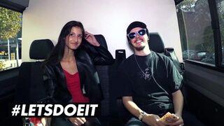 Vékony csoki Coco Kiss pénzért cidázza a gigantikus csoki fazt az autóban