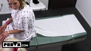 Mimi Monet gigászi fenekű kívánatos a termetes farkú orvosnál a rendelőben