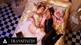 Mesebeli királynők Emma Rose és April Olsen vad strap-on popó szexelése