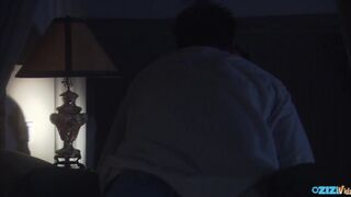 Tinédzser lány cidázik és lovagol a farkon ágyban lefekvés előtt