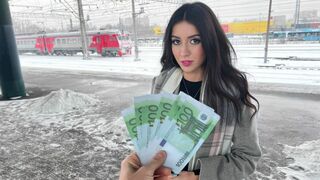 Vonatbéli csábítás: gádzsit szólítunk meg castingra közvetlenül a szekrényben
