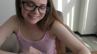 Csintalan tinédzser könyvmoly tanul anatómiát egy igazi óriási faszon! 18 éves