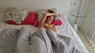 Csábos srác megbassza a haver feleségét, miután az lelépett, és pov videót készít neki