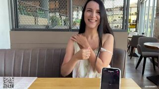 Eva keményen élvez a nyilvános étteremben a lovense ferri távirányítós műfütyivel
