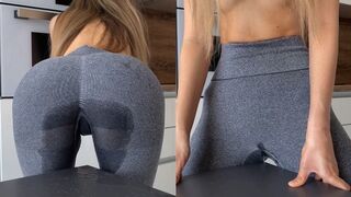 Tinédzser bige vadul dörzsöli magát az asztalhoz, amíg a leggingse telis-tele spriccel