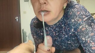 Ne mondd el senkinek! szívdöglesztő milf nevelő anya szopással segít a nevelő fiának és szájába élvez