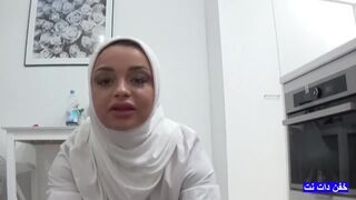 Arab milf hívja a nevelő fia barátját egy kíméletlen dugásra, amíg a férje dolgozik