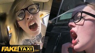 Tetkós Brit Alt-Modell Szemüvegben Keményen Megkúrelva a Fake Taxi Autójában