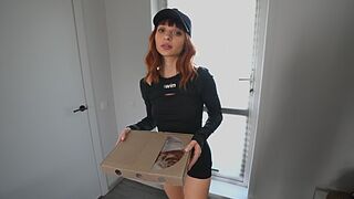 Csinos diáklány futár megette a pizzámat és megbasztam a szűk punciját