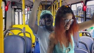 Idegen egyetemista bigét kettyintenek meg a buszon!