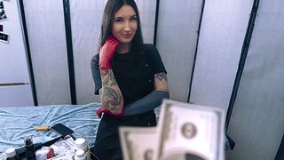 Bájos nővér latex kesztyűben segít betegének spermamintát adni