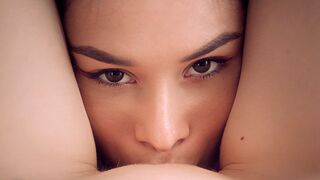 Forró lezbi pillanatok a Wow Girls csatornán - Kettő csinos csajszika muff nyalása