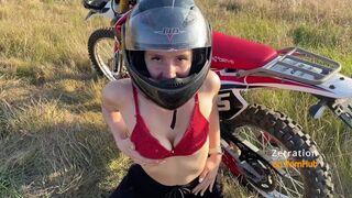 Bűbájos motoros csajszika cidázza a motorost az enduro mezőn