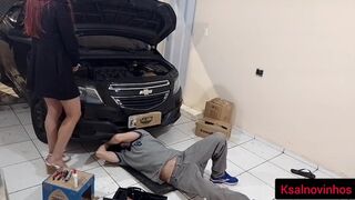 Autótulaj csajszi rákívánt a szerelőjére!
