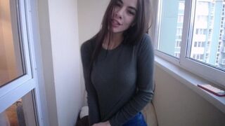 Szexi csaj tanya mutatja a cicijét