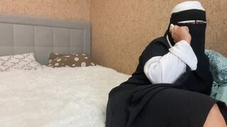 Arab házaspár telefonon beszél és a punciját simogatja az orgazmusig