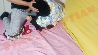 Szenvedélyes arab milf-et megbassza a tinédzser srác, és kétszer is telelövi a hijabban