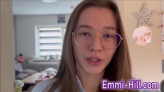 Kinti spriccelés! 18 éves vékony tinédzser kufircolja termetes punciját a szabadban, amíg el nem élvez