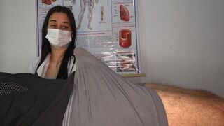 Bombázó ápolónő meglepődik a hardcore beteg faszán a hordágyon