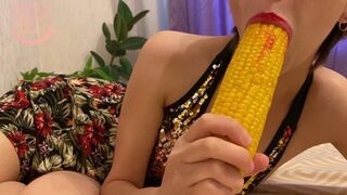 Pici nika durva fenék játéka étellel 4k-ban