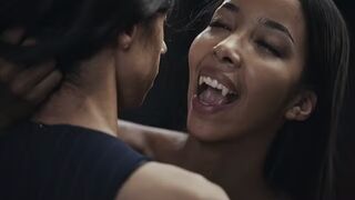 Ebony Vampire Mistress Lia Lin elcsábít egy argentin gigászi cicis fiatal lányt a Vampired durva domina játékában