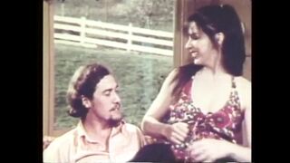 John Holmes nyalja a maca lucskos punáját a retro pornóban