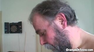 Fiatal vörös maca cumizza és lovagol a nagypapa dákóján