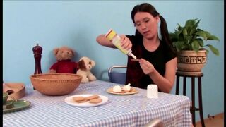 Fiatal maca termetes segge cidázza a méretes rúdat mielőtt a muffja ujjazva és kefélve lesz
